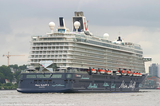 Das Kreuzfahrtschiff MEIN SCHIFF 3 am 01. Juni 2014 in Hamburg (Deutschland).