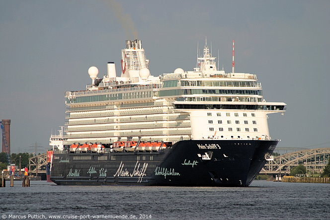 Das Kreuzfahrtschiff MEIN SCHIFF 3 am 02. Juni 2014 in Hamburg (Deutschland).