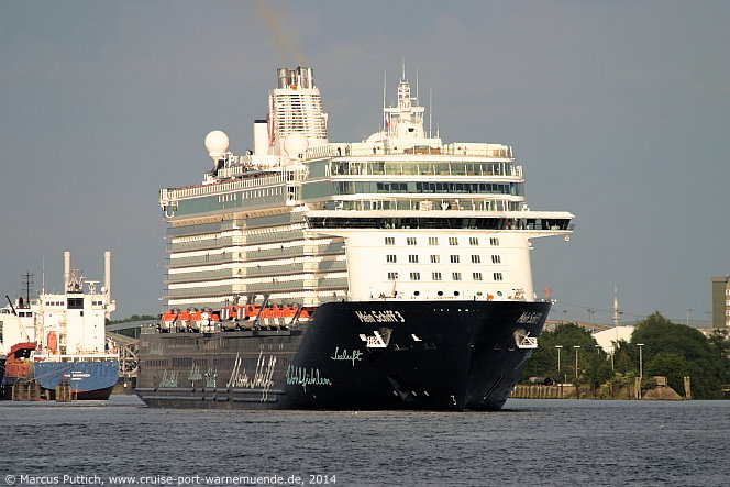 Das Kreuzfahrtschiff MEIN SCHIFF 3 am 02. Juni 2014 in Hamburg (Deutschland).