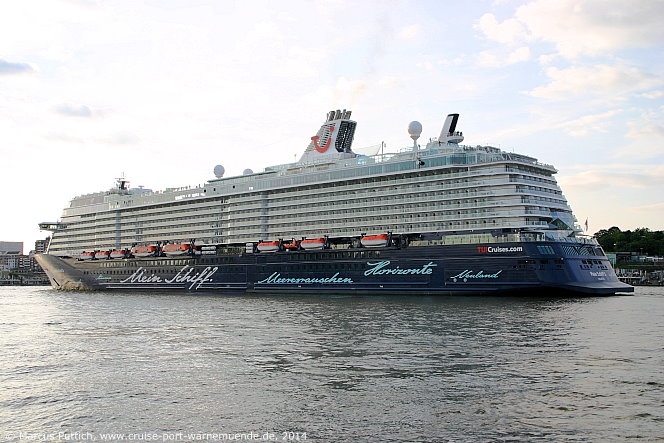 Das Kreuzfahrtschiff MEIN SCHIFF 3 am 02. Juni 2014 in Hamburg (Deutschland).