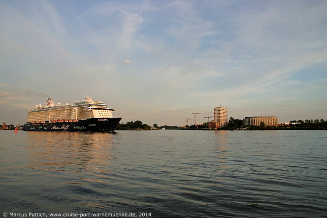 Das Kreuzfahrtschiff MEIN SCHIFF 3 am 02. Juni 2014 in Hamburg (Deutschland).