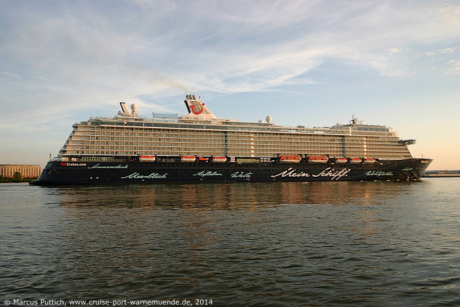 Das Kreuzfahrtschiff MEIN SCHIFF 3 am 02. Juni 2014 in Hamburg (Deutschland).