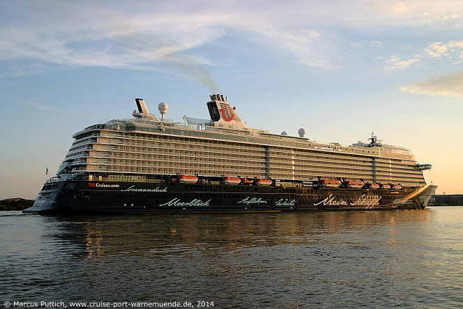 Das Kreuzfahrtschiff MEIN SCHIFF 3 am 02. Juni 2014 in Hamburg (Deutschland).