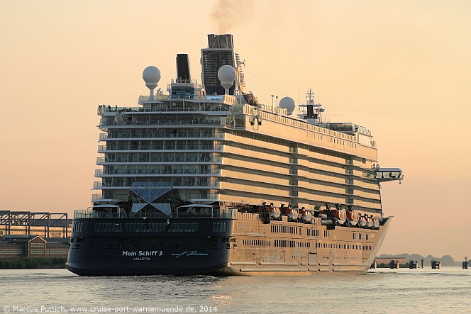 Das Kreuzfahrtschiff MEIN SCHIFF 3 am 02. Juni 2014 in Hamburg (Deutschland).