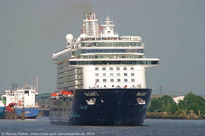 Das Kreuzfahrtschiff MEIN SCHIFF 3 am 10. Juni 2014 in Hamburg (Deutschland).
