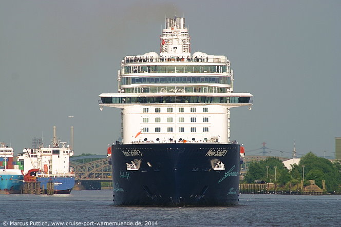 Das Kreuzfahrtschiff MEIN SCHIFF 3 am 10. Juni 2014 in Hamburg (Deutschland).