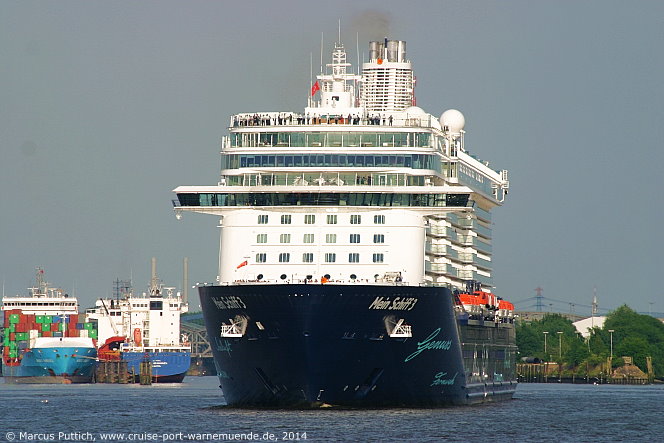 Das Kreuzfahrtschiff MEIN SCHIFF 3 am 10. Juni 2014 in Hamburg (Deutschland).