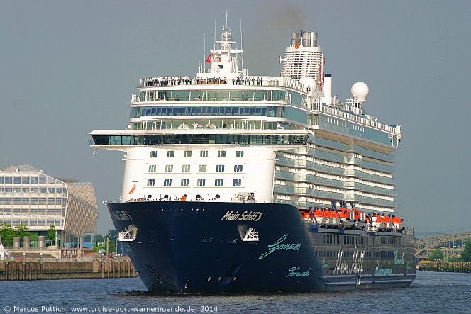 Das Kreuzfahrtschiff MEIN SCHIFF 3 am 10. Juni 2014 in Hamburg (Deutschland).