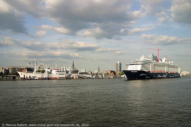 Das Kreuzfahrtschiff MEIN SCHIFF 3 am 10. Juni 2014 in Hamburg (Deutschland).