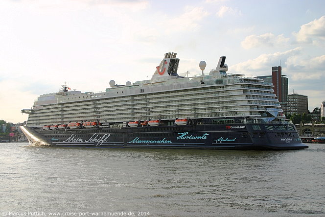Das Kreuzfahrtschiff MEIN SCHIFF 3 am 10. Juni 2014 in Hamburg (Deutschland).