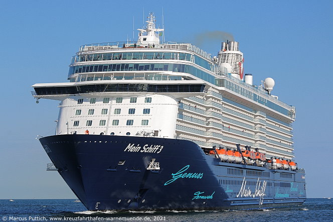Das Kreuzfahrtschiff MEIN SCHIFF 3 am 05. August 2021 im Kreuzfahrthafen Warnem&uuml;nde in der Hansestadt Rostock.
