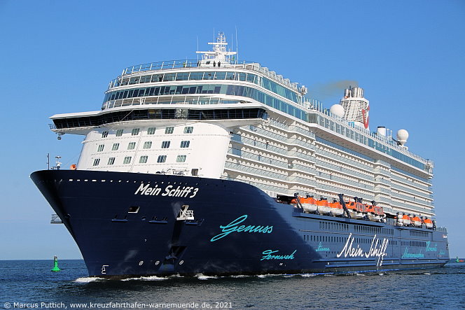Das Kreuzfahrtschiff MEIN SCHIFF 3 am 05. August 2021 im Kreuzfahrthafen Warnem&uuml;nde in der Hansestadt Rostock.