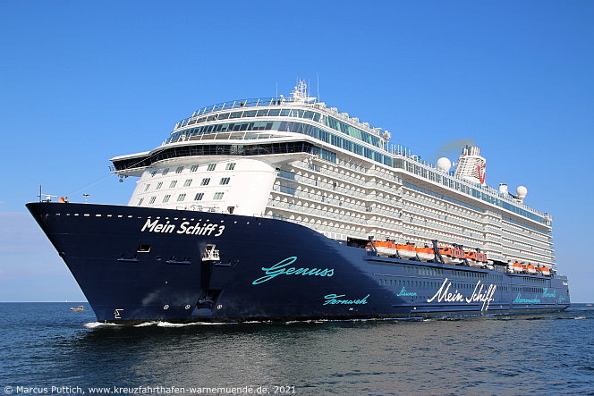 Das Kreuzfahrtschiff MEIN SCHIFF 3 am 05. August 2021 im Kreuzfahrthafen Warnem&uuml;nde in der Hansestadt Rostock.