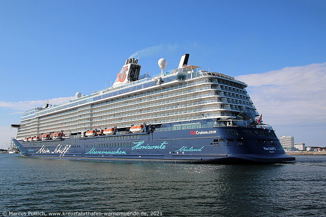 Das Kreuzfahrtschiff MEIN SCHIFF 3 am 05. August 2021 im Kreuzfahrthafen Warnem&uuml;nde in der Hansestadt Rostock.