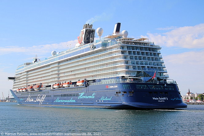 Das Kreuzfahrtschiff MEIN SCHIFF 3 am 05. August 2021 im Kreuzfahrthafen Warnem&uuml;nde in der Hansestadt Rostock.