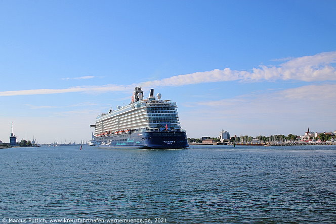 Das Kreuzfahrtschiff MEIN SCHIFF 3 am 05. August 2021 im Kreuzfahrthafen Warnem&uuml;nde in der Hansestadt Rostock.