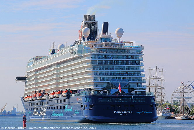 Das Kreuzfahrtschiff MEIN SCHIFF 3 am 05. August 2021 im Kreuzfahrthafen Warnem&uuml;nde in der Hansestadt Rostock.
