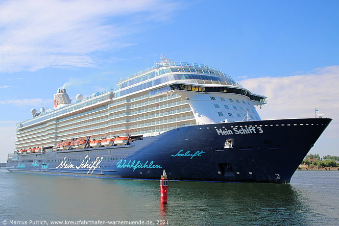 Das Kreuzfahrtschiff MEIN SCHIFF 3 am 05. August 2021 im Kreuzfahrthafen Warnem&uuml;nde in der Hansestadt Rostock.