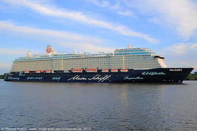 Kreuzfahrtschiff MEIN SCHIFF 4 seit November 2020 im Kreuzfahrthafen Warnemünde in der Hansestadt Rostock
