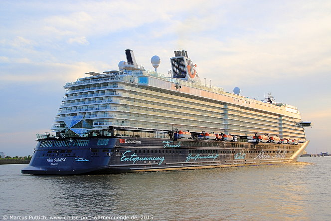 Das Kreuzfahrtschiff MEIN SCHIFF 4 am 01. Juni 2015 in Hamburg (Deutschland).