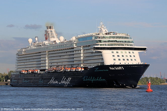 Das Kreuzfahrtschiff MEIN SCHIFF 5 am 28. Mai 2019 in Hamburg (Deutschland).