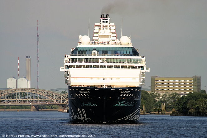 Das Kreuzfahrtschiff MEIN SCHIFF 2 am 25. Mai 2014 in Hamburg (Deutschland).