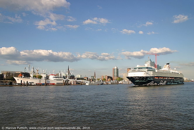 Das Kreuzfahrtschiff MEIN SCHIFF 2 am 25. Mai 2014 in Hamburg (Deutschland).