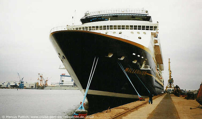 Das Kreuzfahrtschiff MILLENNIUM am 04. Juli 2000 im Seehafen der Hansestadt Rostock (Erstanlauf).