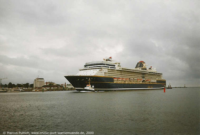 Das Kreuzfahrtschiff MILLENNIUM am 12. Juli 2000 im Kreuzfahrthafen Warnem&uuml;nde in der Hansestadt Rostock.
