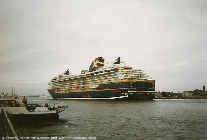 Das Kreuzfahrtschiff MILLENNIUM am 12. Juli 2000 im Kreuzfahrthafen Warnem&uuml;nde in der Hansestadt Rostock.
