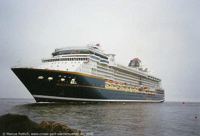 Das Kreuzfahrtschiff MILLENNIUM am 26. Juli 2000 im Kreuzfahrthafen Warnem&uuml;nde in der Hansestadt Rostock.