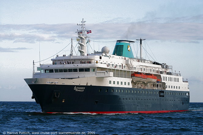 Das Kreuzfahrtschiff ALEXANDER VON HUMBOLDT (heute Kreuzfahrtschiff MINERVA) am 16. Juli 2005 im Ostseebad Warnem&uuml;nde (Erstanlauf).