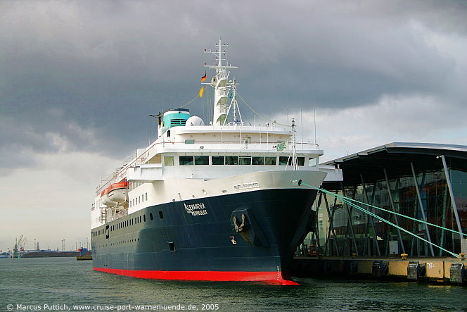 Das Kreuzfahrtschiff ALEXANDER VON HUMBOLDT (heute Kreuzfahrtschiff MINERVA) am 16. Juli 2005 im Ostseebad Warnem&uuml;nde (Erstanlauf).