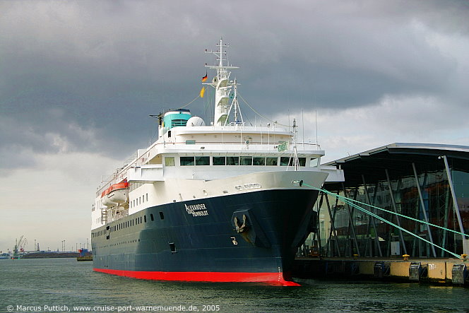 Das Kreuzfahrtschiff ALEXANDER VON HUMBOLDT (heute Kreuzfahrtschiff MINERVA) am 16. Juli 2005 im Ostseebad Warnemünde (Erstanlauf).