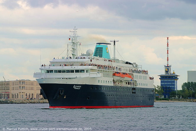 Das Kreuzfahrtschiff ALEXANDER VON HUMBOLDT (heute Kreuzfahrtschiff MINERVA) am 16. Juli 2005 im Ostseebad Warnem&uuml;nde (Erstanlauf).