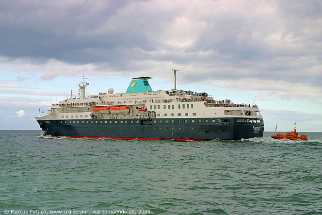 Das Kreuzfahrtschiff ALEXANDER VON HUMBOLDT (heute Kreuzfahrtschiff MINERVA) am 16. Juli 2005 im Ostseebad Warnem&uuml;nde (Erstanlauf).