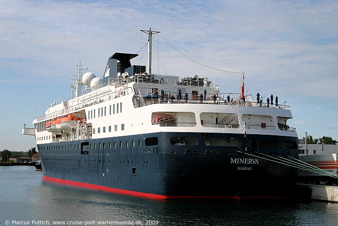 Das Kreuzfahrtschiff MINERVA am 19. August 2009 im Ostseebad Warnem&uuml;nde.