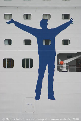 Das Kreuzfahrtschiff GRAND MISTRAL von der Kreuzfahrtreederei Iberocruceros am 16. August 2010 im Kreuzfahrthafen Warnem&uuml;nde in der Hansestadt Rostock.