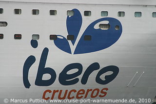 Das Kreuzfahrtschiff GRAND MISTRAL von der Kreuzfahrtreederei Iberocruceros am 16. August 2010 im Kreuzfahrthafen Warnem&uuml;nde in der Hansestadt Rostock.
