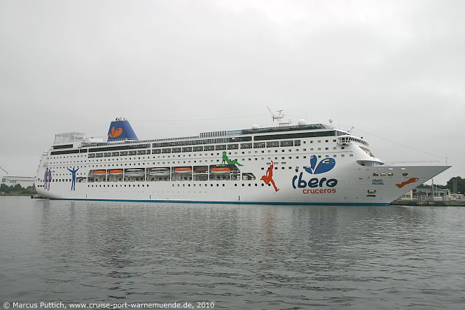 Das Kreuzfahrtschiff GRAND MISTRAL von der Kreuzfahrtreederei Iberocruceros am 16. August 2010 im Kreuzfahrthafen Warnem&uuml;nde in der Hansestadt Rostock.