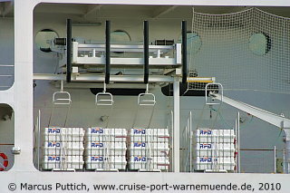 Das Kreuzfahrtschiff MSC MAGNIFICA am 05. M&auml;rz 2010 in Hamburg (Deutschland).