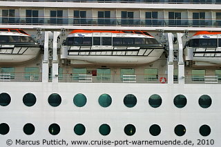 Das Kreuzfahrtschiff MSC MAGNIFICA am 05. M&auml;rz 2010 in Hamburg (Deutschland).