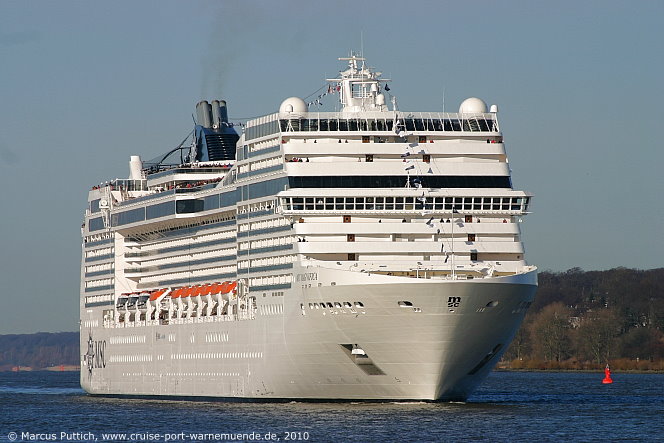Das Kreuzfahrtschiff MSC MAGNIFICA am 05. M&auml;rz 2010 in Hamburg (Deutschland).