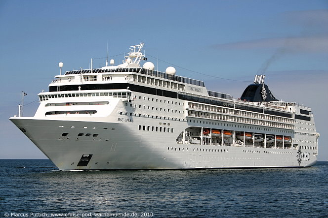 Das Kreuzfahrtschiff MSC OPERA am 19. Juli 2010 im Kreuzfahrthafen Warnem&uuml;nde in der Hansestadt Rostock (Erstanlauf).