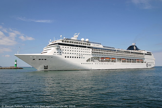 Das Kreuzfahrtschiff MSC OPERA am 19. Juli 2010 im Kreuzfahrthafen Warnem&uuml;nde in der Hansestadt Rostock (Erstanlauf).