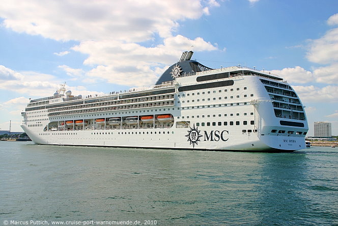 Das Kreuzfahrtschiff MSC OPERA am 19. Juli 2010 im Kreuzfahrthafen Warnem&uuml;nde in der Hansestadt Rostock (Erstanlauf).