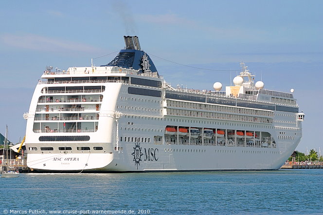 Das Kreuzfahrtschiff MSC OPERA am 19. Juli 2010 im Kreuzfahrthafen Warnem&uuml;nde in der Hansestadt Rostock (Erstanlauf).