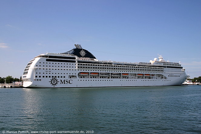 Das Kreuzfahrtschiff MSC OPERA am 19. Juli 2010 im Kreuzfahrthafen Warnem&uuml;nde in der Hansestadt Rostock (Erstanlauf).