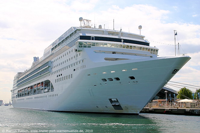 Das Kreuzfahrtschiff MSC OPERA am 19. Juli 2010 im Kreuzfahrthafen Warnem&uuml;nde in der Hansestadt Rostock (Erstanlauf).