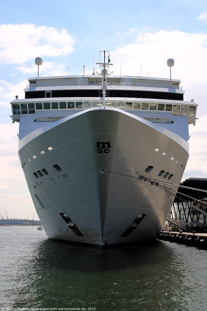 Das Kreuzfahrtschiff MSC OPERA am 19. Juli 2010 im Kreuzfahrthafen Warnem&uuml;nde in der Hansestadt Rostock (Erstanlauf).